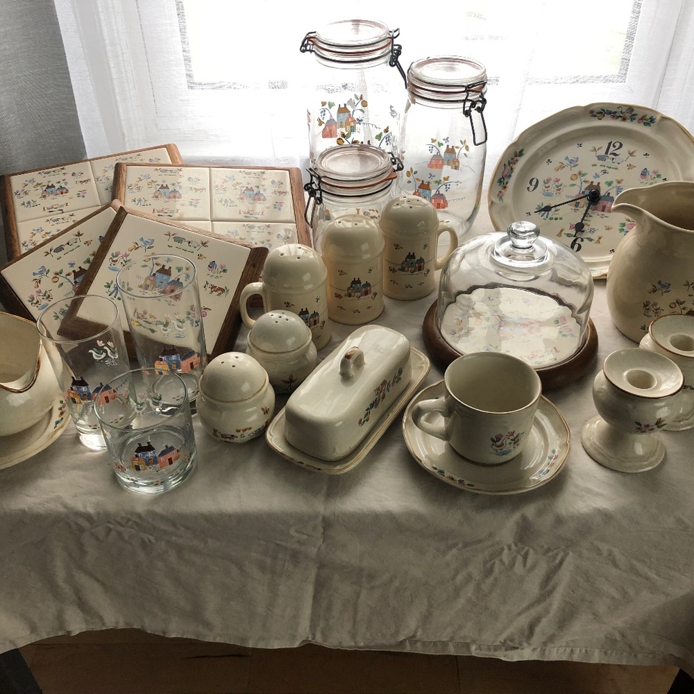 International stoneware dinner set with accessories